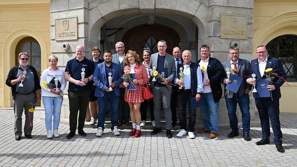 Preisverleihung vor dem Rathaus: das SGG-Team unter den ausgezeichneten Betrieben