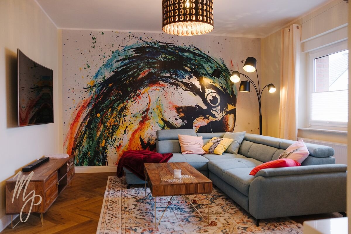 Kreative Wandgestaltung: Wohnzimmer mit farbenfrohem Papageien-Wandbild, Raum Magdeburg