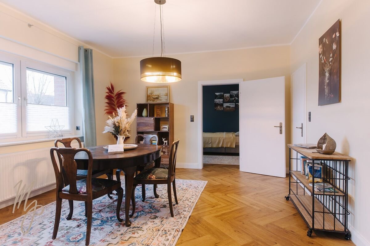 Esszimmer mit hellem Wandanstrich und Fischgrätparkett-Optik, Wohnungsrenovierung Magdeburg