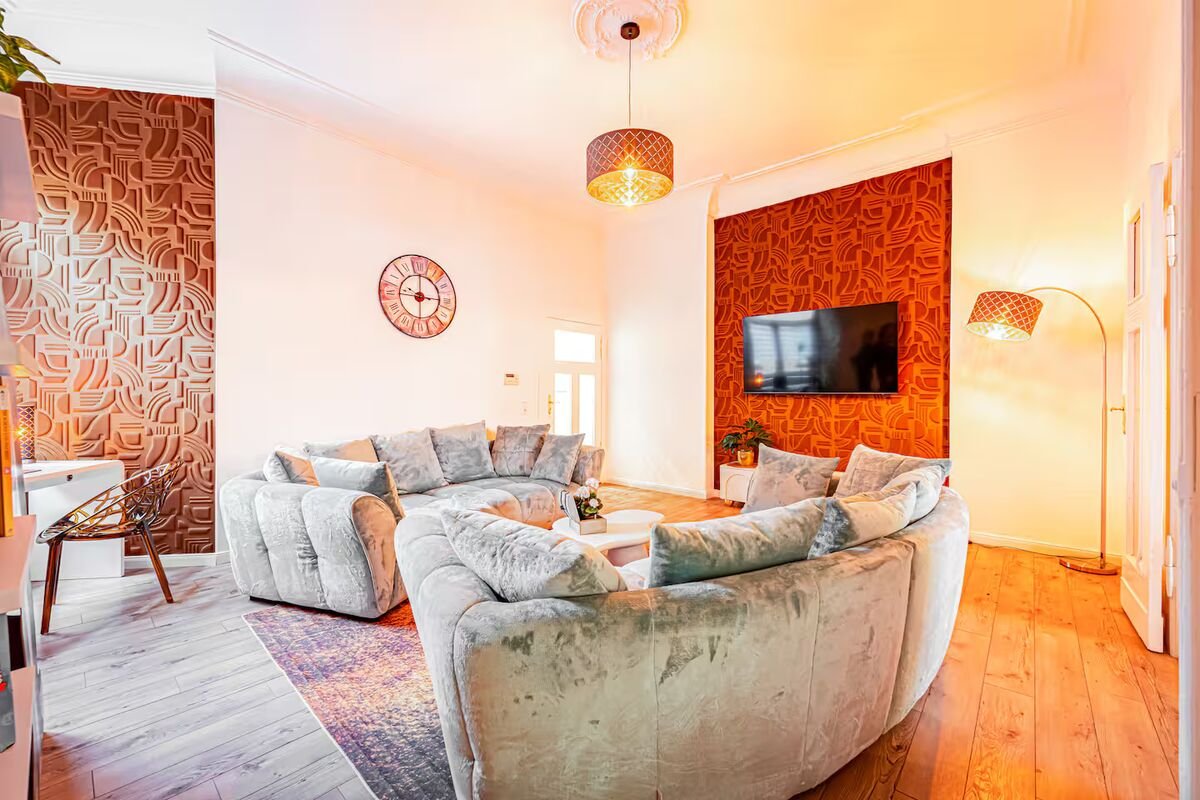 Heller Wohnbereich mit neu verlegtem Vinyl-Designboden, Bodenleger Magdeburg