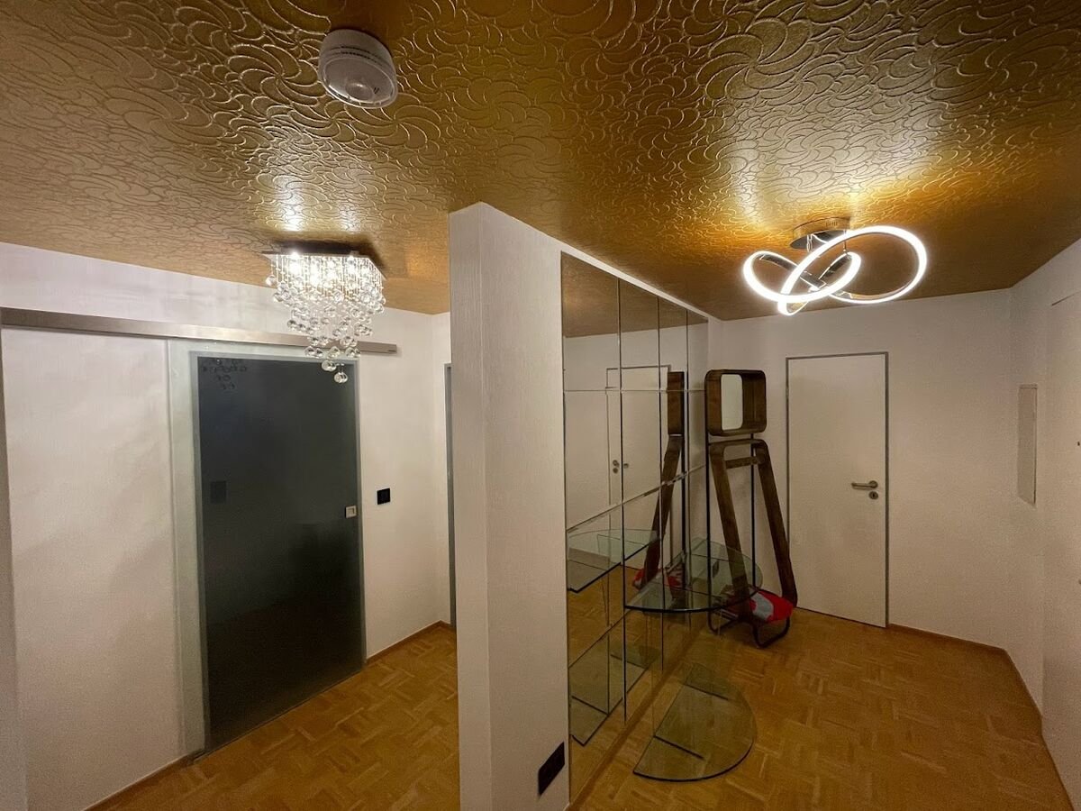 Diele mit goldfarben gestalteter Strukturdecke und Parkettboden, kreative Raumgestaltung