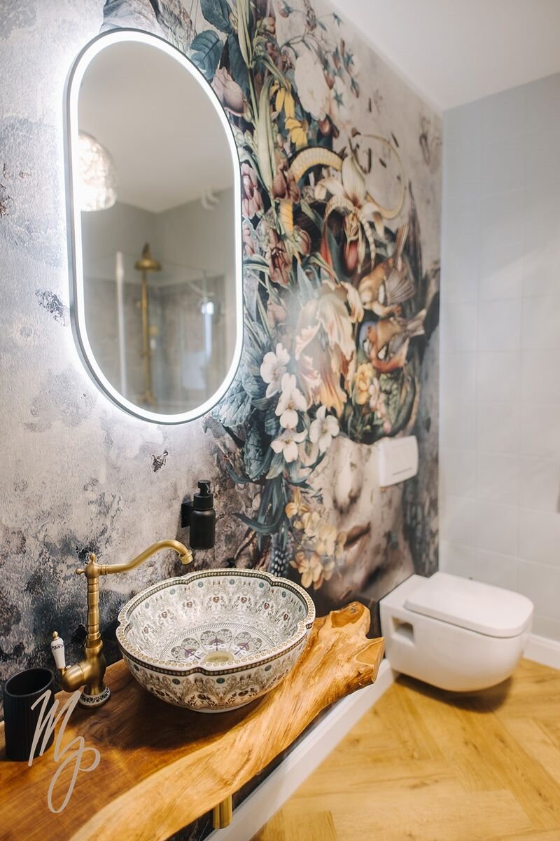 Gäste-WC mit großflächigem Blumen-Wandbild und Waschtisch aus Massivholz