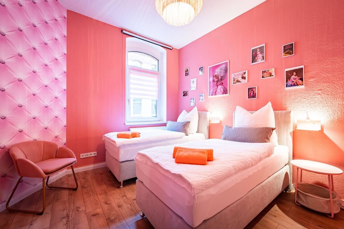 Schlafzimmer mit Wolken-Motivdecke, Stuckrosette und hellblauen Wänden, Tapezier- und Malerarbeiten
