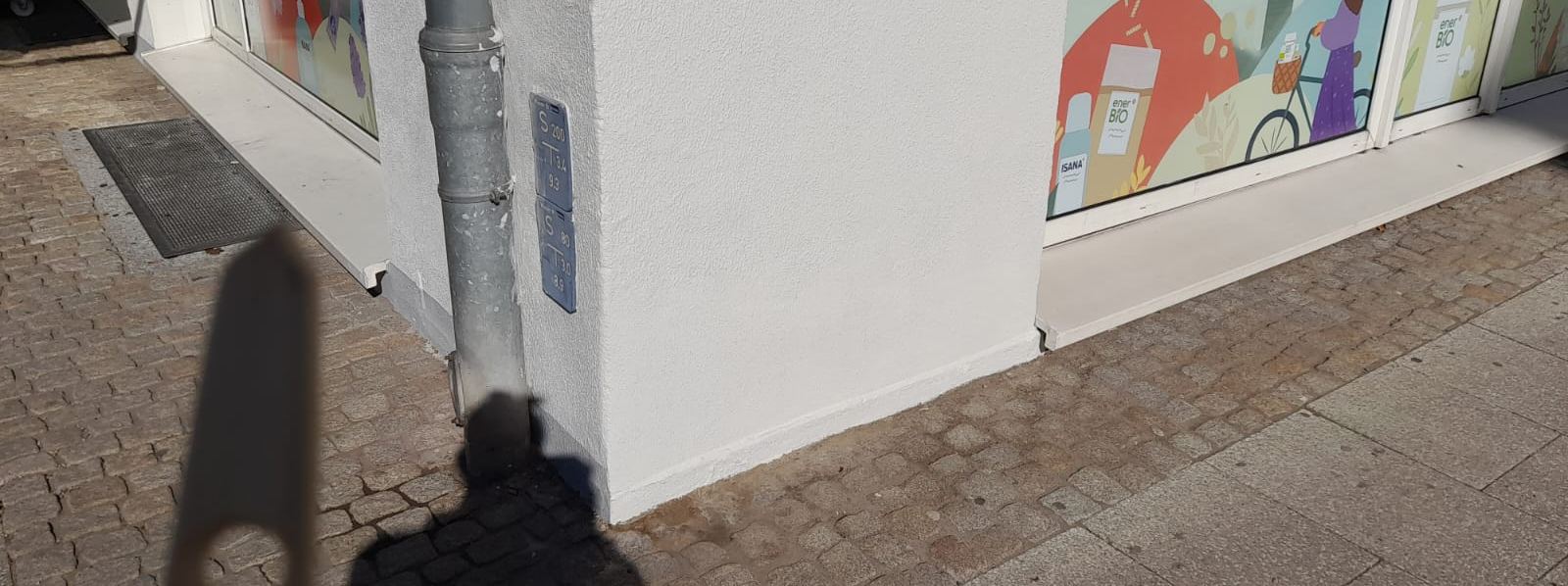 Frisch gestrichener weißer Fassadenpfeiler an einem Geschäftshaus in Staßfurt