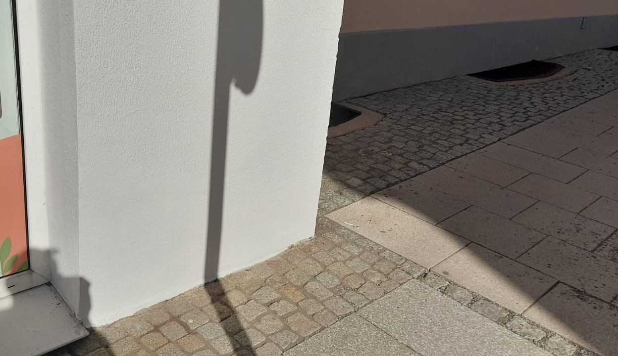 Weiß gestrichene Putzfassade im Erdgeschoss eines Ladengeschäfts in Staßfurt