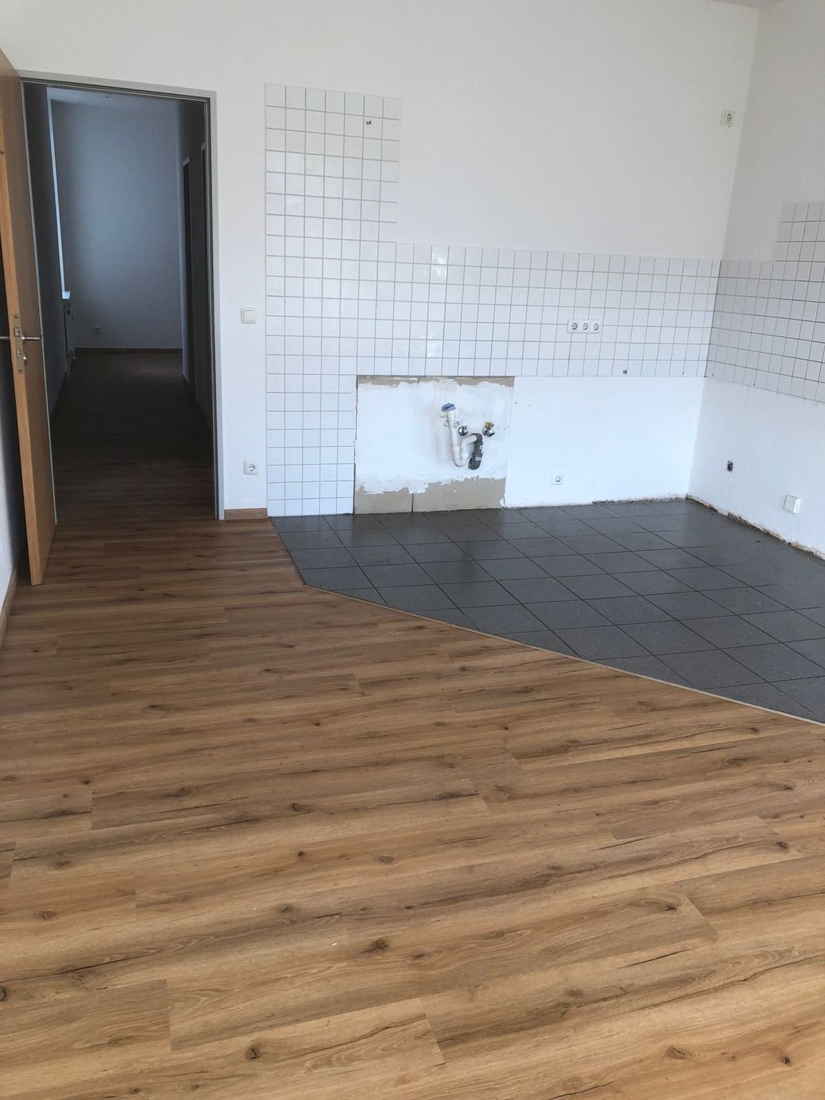 Küchenbereich mit Übergang vom neuen Holzoptik-Boden zu Fliesen, Magdeburg Innenstadt