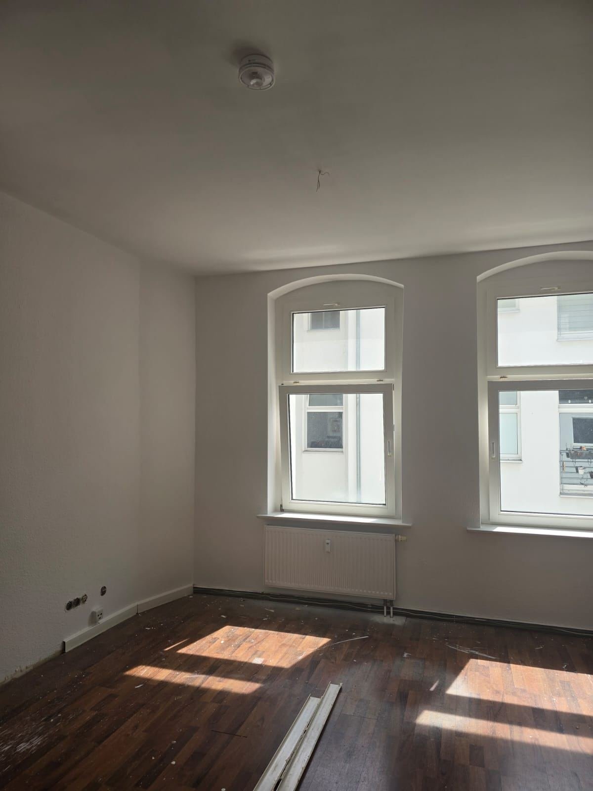 Frisch weiß gestrichene Wände und Decke in einer Altbauwohnung in Magdeburg