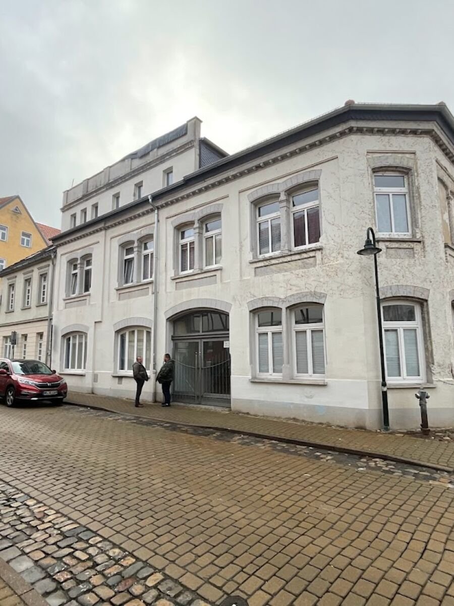 Vorher: verwitterte Altbaufassade mit abgeplatztem Putz